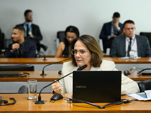 Em pronunciamento, relatora do PL 2.998/2022, senadora Damares Alves (Republicanos-DF).