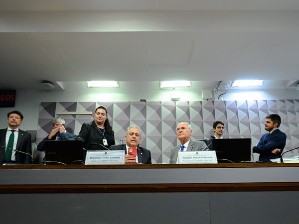 Mesa: 
vice-presidente da CMMPV 1.303/2025, deputado Carlos Zarattini (PT-SP);
presidente da CMMPV 1.303/2025, senador Renan Calheiros (MDB-AL).