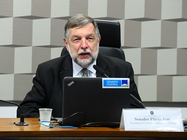 Em Pronunciamento, à mesa:, presidente da CE, senador Flávio Arns (PSB-PR).