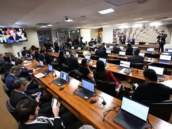 À mesa, presidente da CAE, senador Renan Calheiros (MDB-AL).