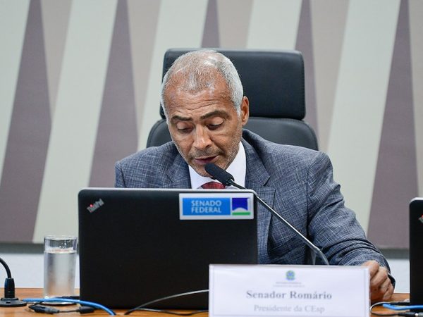 À mesa, presidente da CEsp, senador Romário (PL-RJ), conduz reunião.;