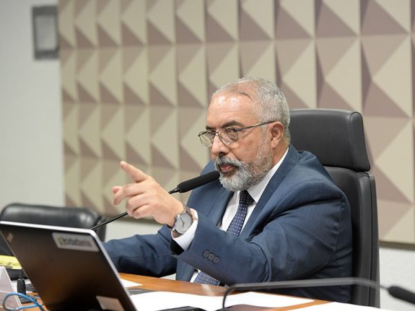 À mesa, presidente da CDH, senador Paulo Paim (PT-RS), conduz reunião.