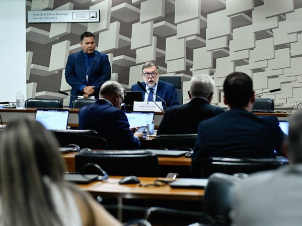 Mesa: 
presidente da CCT, senador Flávio Arns (PSB-PR) - em pronunciamento.