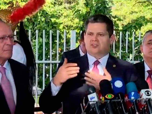 O presidente do Senado e do Congresso Nacional, Davi Alcolumbre, durante entrevista coletiva nesta terça-feira Reprodução CNN