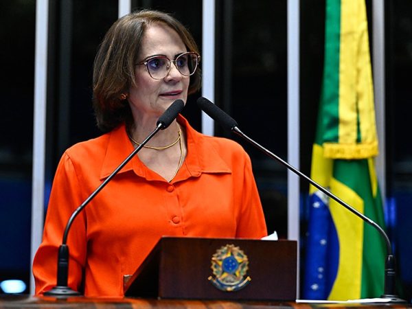 À tribuna, em discurso, senadora Damares Alves (Republicanos-DF).