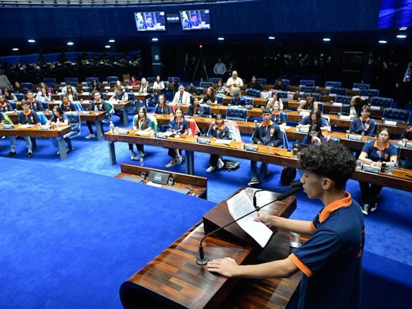 Jovens Senadores 2024: 
Ana Cecília Moreira Santiago (BA); 
Andrew Sander Felix de Aragão Pinheiro (SE); 
Andriely Camargo de Oliveira (RS); 
Antônio Luiz Zani de Souza (ES); 
Brenda Yara Chaves Muniz (PR); 
Daniel Cristóvão da Silva (PB); 
Edailizi Larissa Lösch (SC); 
Eglaíny Inácio da Silva (AC); 
Emanuelle Lana Faria de Miranda (DF); 
Gabriel Oliveira da Silva (AP); 
Gabriela Inácio de Oliveira (PE); 
Hélio dos Santos Melo (TO); 
Heverton da Silva Rangel (RN); 
Karen Angelo Pinheiro (RO); 
Kaylane Cristhina Gomes Bastos (RJ); 
Leandro Simões Cândido Júnior (GO); 
Leticia Pimenta Mageski (MT); 
Manoela Oliveira dos Santos (SP); 
Maria Eduarda Sousa Rodrigues (CE); 
Miguel Morgiroth Partzlaff (MS); 
Pedro Lucas Martins Saboia Silva (PI); 
Priscila Araújo Alves (AL); 
Renan Bastos Nogueira (PA); 
Suanny Silva de Almeida (AM); 
Wemilly Vitória Leda Dias (MA).