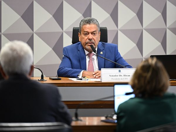 Mesa: 
presidente da CTFC, senador Dr. Hiran (PP-RR).
