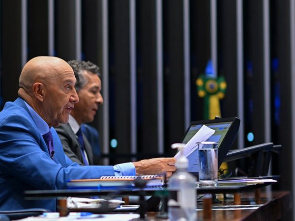 imagem_materia Mesa:
2º secretário da Mesa do Senado Federal, senador Confúcio Moura (MDB-RO);
secretário-geral adjunto da Mesa do Senado Federal, José Roberto Leite de Matos.
