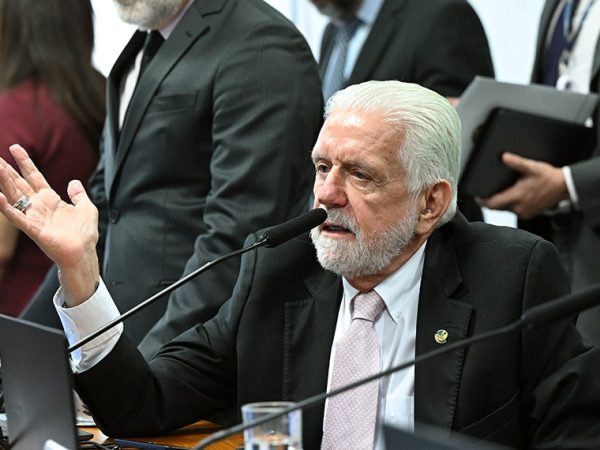 Mesa: 
senador Jaques Wagner (PT-BA) - em pronunciamento.