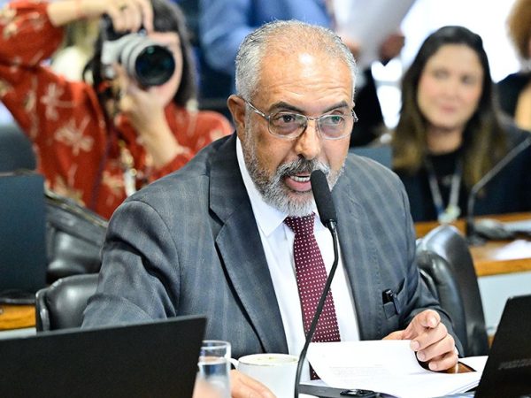 Senador Paulo Paim (PT-RS) em pronunciamento à bancada.