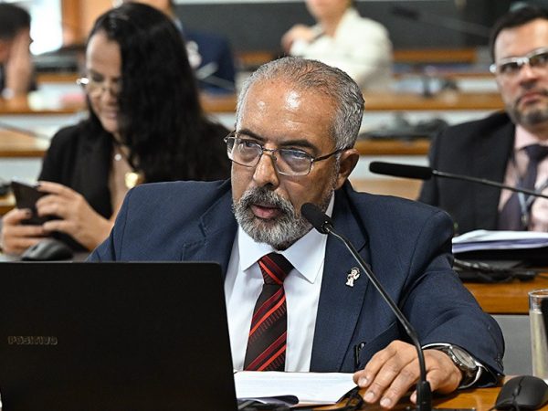 Em pronunciamento, à bancada, relator do PL 1.636/2022, senador Paulo Paim (PT-RS).