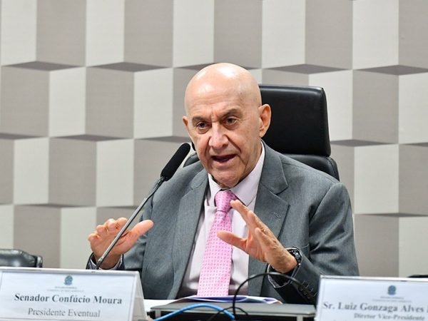 Em pronunciamento, à mesa, presidente eventual da CMA, senador Confúcio Moura (MDB-RO).