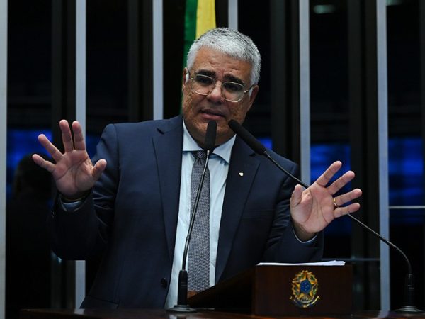 Em discurso, à tribuna, senador Eduardo Girão (Novo-CE).