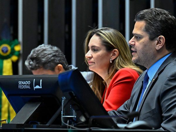 Ao lado do presidente Davi Alcolumbre, a procuradora da Mulher, Augusta Brito, apresentou o requerimento MMULLER