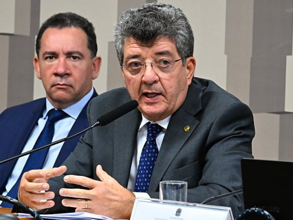 Mesa: 
diretor-presidente da Confederação Nacional das Empresas de Seguros Gerais, Previdência Privada e Vida, Saúde Suplementar e Capitalização (CNseg), Dyogo Oliveira; 
relator da CMMPV 1.309/2025, senador Fernando Farias (MDB-AL).