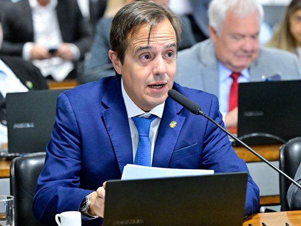 Senador Bruno Bonetti (PL-RJ) em pronunciamento à bancada.