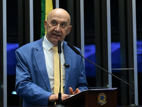 Em discurso, à tribuna, senador Confúcio Moura (MDB-RO).