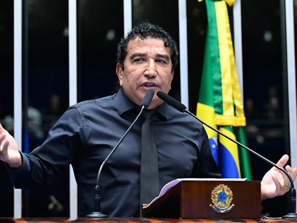 À tribuna, em discurso, senador Magno Malta (PL-ES).