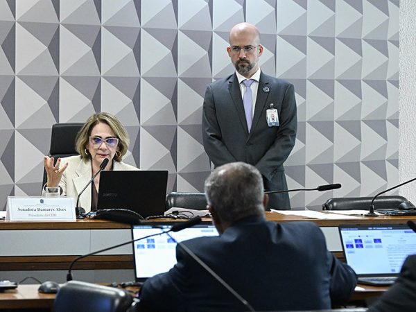 Em pronunciamento, à bancada, relator do PL 1.636/2022, senador Paulo Paim (PT-RS).