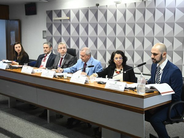 Mesa: 
assessora técnica de economia da saúde no Conselho Nacional de Secretarias Municipais de Saúde (Conasems), Blenda Leite; 
consultor de Orçamento do Senado Federal, Augusto Bello; 
diretor da Instituição Fiscal Independente (IFI), Alexandre Augusto Seijas de Andrade; 
coordenador de Desenvolvimento do Conselho Nacional de Secretários de Saúde (Conass), René Santos; 
diretora do Departamento de Economia e Desenvolvimento em Saúde do Ministério da Saúde, Natália Nunes Ferreira Batista; 
autor do estudo e analista da Instituição Fiscal Independente (IFI), Alessandro Ribeiro de Carvalho Casalecchi.