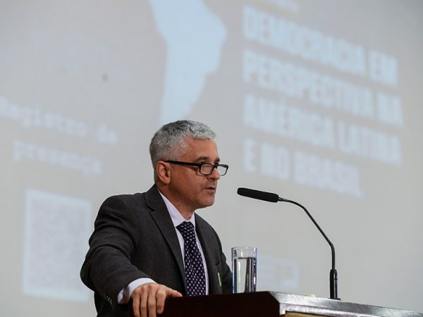 Em discurso, à tribuna, professor do Departamento de Governo na Universidade de Harvard, Steven Levitsky.