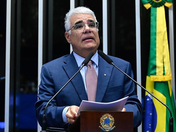 Em discurso, à tribuna, senador Eduardo Girão (Novo-CE).