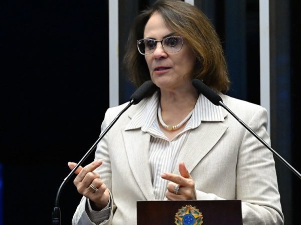 Em discurso, à tribuna, senadora Damares Alves (Republicanos-DF).