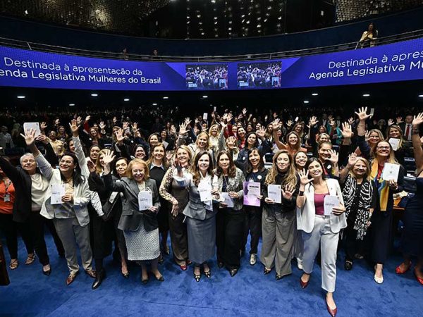 Ao término da sessão: pose para foto:
diretora-geral do Senado Federal, Ilana 
Trombka;
servidora do Senado, Claudia Lira;
senadora Jussara Lima (PSD-PI)
deputada Bia Kicis (PL-DF);
presidente e requerente desta sessão, senadora Professora Dorinha Seabra (União-TO); 
presidente do Núcleo do Distrito Federal do Grupo Mulheres do Brasil, Janete Vaz;
coordenadora do Eixo 2 de pesquisa do Observatório Nacional da Mulher na Política (ONMP) da Câmara dos Deputados, deputada Tábata Amaral (PSB-SP).
