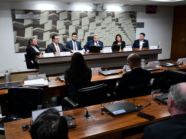 Mesa: 
presidente executivo do Instituto Brasileiro de Ética Concorrencial (Etco), Edson Vismona;
presidente da União Nacional da Cadeia Produtiva de Alimentos e Bebidas (Uncab), João Batista Ferreiras Dornellas;
secretário-geral do Instituto Pensar Energia, Felipe Fernandes Reis;
presidente eventual da CSP, senador Izalci Lucas (PL-DF);
representante da Oceana Brasil; Lara Iwanicki;
presidente da Abrasel-DF, Beto Pinheiro.