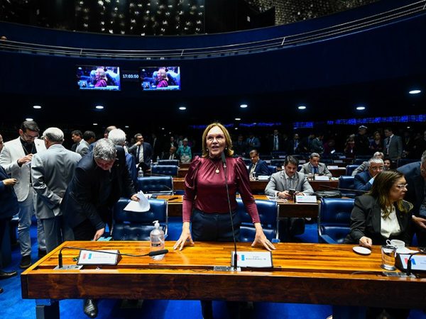 Em pronunciamento, à bancada, senadora Zenaide Maia (PSD-RN).