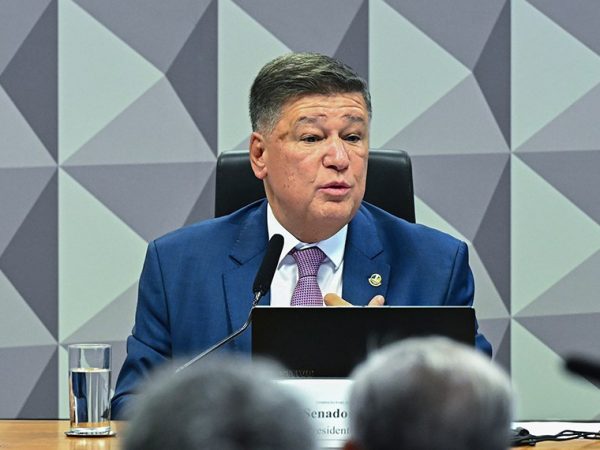 Mesa: 
presidente da CPMI - INSS, senador Carlos Viana (Podemos-MG).