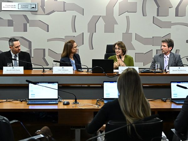 Mesa:
secretário da Câmara Técnica de Ortodontia do Conselho Regional de Odontologia do Distrito Federal (CRO-DF), Ricardo Fabris Paulin;
odontopediatra, ortodontista e idealizadora da Campanha Julho Laranja, Cibele Cristina Albergaria de Magalhães;
presidente eventual da CAS, senadora Damares Alves (Republicanos-DF) conduz audiência;
presidente da CAS, senador Renan Calheiros (MDB-AL);
presidente da Associação Latino-Americana de Ortodontia (Alado), Ricardo Machado Cruz.