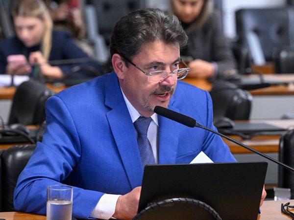 Senador Wilder Morais (PL-GO) em pronunciamento à bancada.