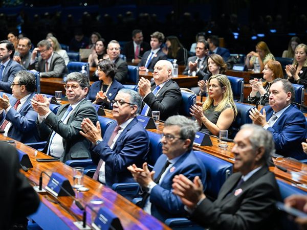 Mesa: 
presidente da Associação Nacional das Magistradas e dos Magistrados da Justiça do Trabalho (Anamatra) no período de 1997 a 1999, Beatriz de Lima Pereira;
presidente da Associação Nacional das Magistradas e dos Magistrados da Justiça do Trabalho (Anamatra), Valter Pugliesi;
presidente do Tribunal Superior do Trabalho (TST), ministro Luiz Philippe Vieira de Mello;
presidente desta sessão, senador Laércio Oliveira (PP-SE);
secretário desta sessão;
procurador Regional do Trabalho, Ângelo Fabiano Farias da Costa;
fundador da Associação Nacional das Magistradas e dos Magistrados da Justiça do Trabalho (Anamatra), Horácio de Sena Pires.