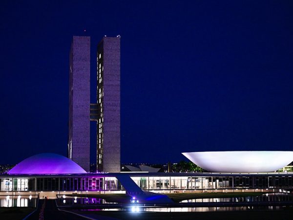 A maioria da população consegue se defender naturalmente da bactéria, mas cerca de 10% pode adoecer. A hanseníase tem cura e tratamento gratuito na rede pública de saúde. O tratamento pode durar seis meses ou um ano.