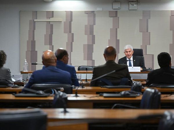 À mesa, presidente da FPEpTec, senador Astronauta Marcos Pontes (PL-SP), conduz audiência.