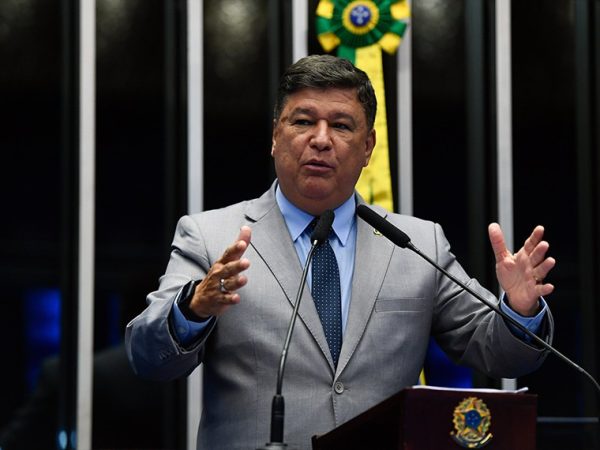 Em discurso, à tribuna, senador Carlos Viana (Podemos-MG).