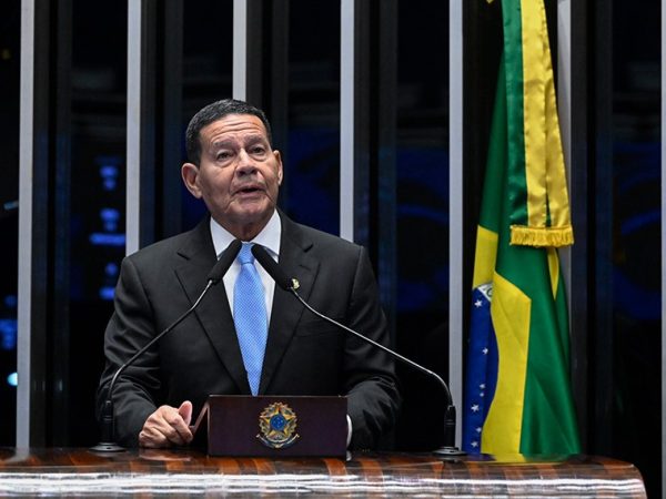 Em discurso, à tribuna, senador Hamilton Mourão (Republicanos-RS).