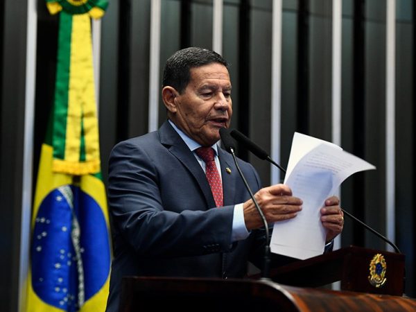 À tribuna, em discurso, senador Hamilton Mourão (Republicanos-RS).