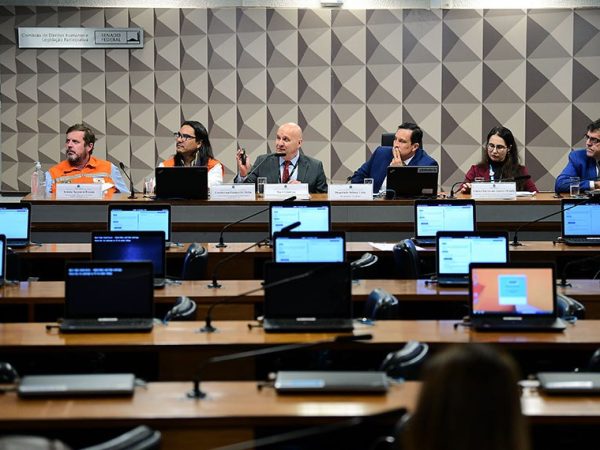 Mesa:
diretor do Centro Nacional de Gerenciamento de Riscos e Desastres (Cenad/Sedec/MIDR), Armin Augusto Braun;
assessor técnico do Departamento de Atenção Primária à Saúde Indígena do Ministério da Saúde (Dapsi/Sesai/MS), Vanderson Gomes de Brito;
diretor do Departamento de Adaptação das Cidades à Transição Climática e Transformação Digital do Ministério das Cidades (DAC/SNDUM/MCID), Yuri Giustina;
presidente eventual da CMMC, deputado Sidney Leite (PSD-AM);
coordenadora-Geral do Serviço de Proteção em Calamidade Pública e Emergência no Sistema Único de Assistência (DPSE/SNAS/MDS), Cinthia Barros dos Santos Miranda;
diretor de Infraestrutura Aquaviária do Departamento Nacional de Infraestrutura de Transportes (DAC/DNIT), Erick Moura de Medeiros.