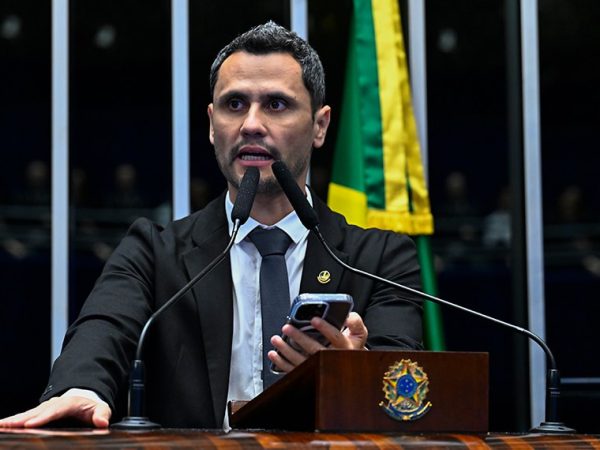 Senador Cleitinho (Republicanos-MG) em discurso à tribuna.