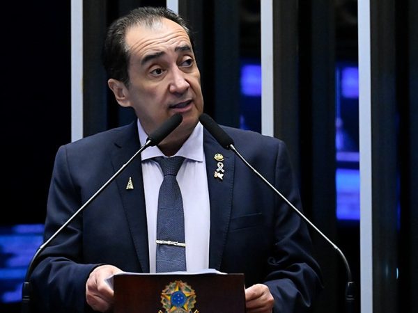 À tribuna, em discurso, senador Jorge Kajuru (PSB-GO).