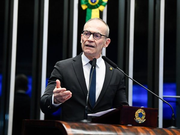 À tribuna, em discurso, senador Fabiano Contarato (PT-ES).