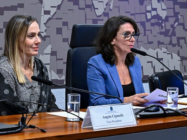 Mesa:
vice-presidente da CCS, Angela Cignachi;
presidente da CCS, Patrícia Blanco, em pronunciamento.