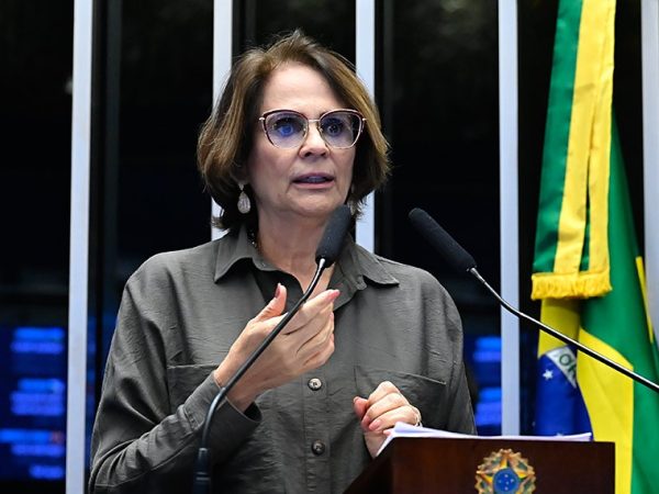 Em discurso,  á tribuna,  senadora Damares Alves (Republicanos-DF).