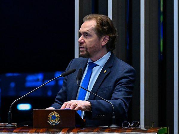 À tribuna, em discurso, senador Plínio Valério (PSDB-AM).