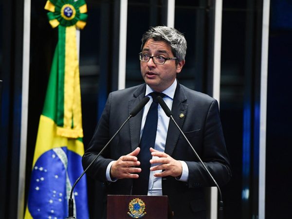 À tribuna, em discurso, senador Carlos Portinho (PL-RJ).
