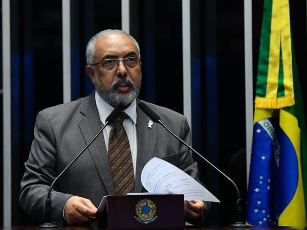 À tribuna, em discurso, senador Paulo Paim (PT-RS).