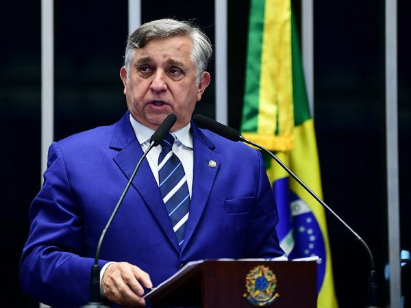 À tribuna, em discurso, senador Izalci Lucas (PL-DF).