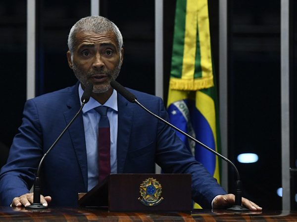 Em discurso, à tribuna, senador Romário (PL-RJ).